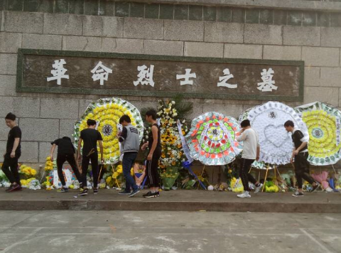 緬懷革命先烈,弘揚愛國主義精神——湖北省工業(yè)建筑學(xué)校清明節(jié)掃墓活動(圖2)