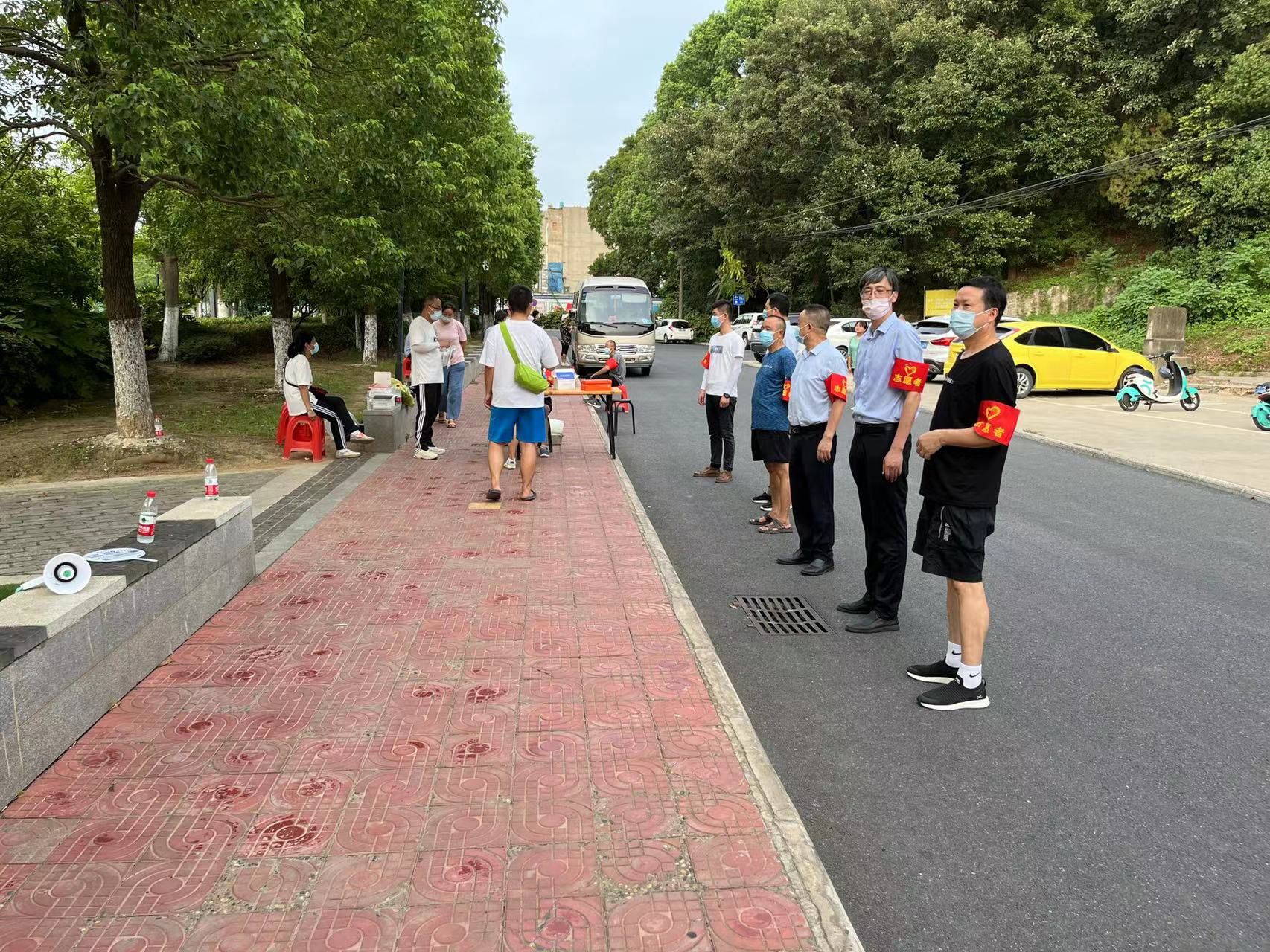 “黨旗高高飄揚(yáng)在防疫一線”-- 湖北省工業(yè)建筑學(xué)校黨員社區(qū)"雙報(bào)到”活動(dòng)(圖7)