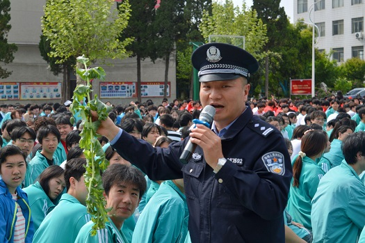 我校開展法制安全教育"大講堂"(圖2)